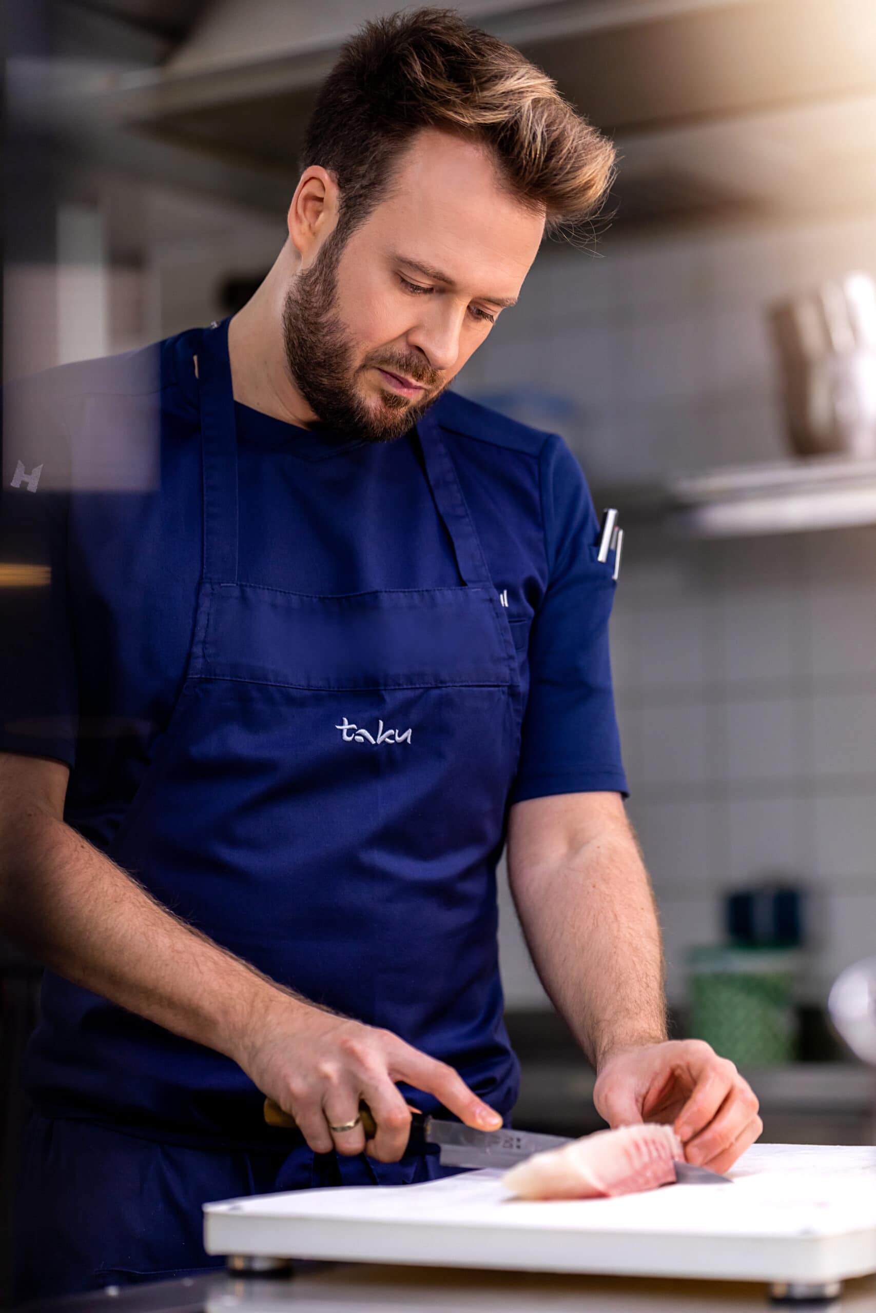 Mirko Gaul bereitet Essen in der Küche vor